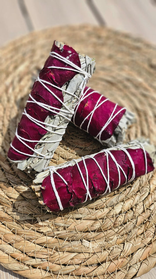 Fumigation et protection des lieux et des pierres naturelles grâce aux fumées de la sauge blanche , encens, fumée, protection, nettoyage énergétique