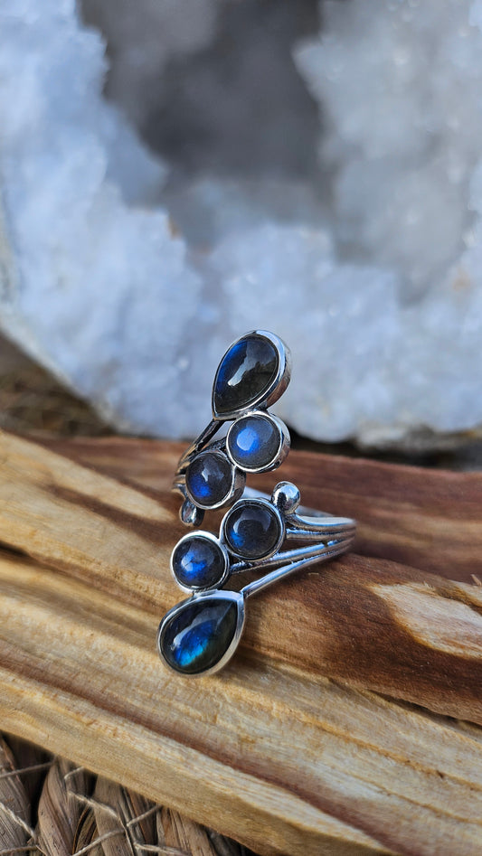 Bague en argent et Labradorite, favorise la protection et l'intuition. Une aide précieuse pour se protéger des ondes négatives. Idéale pour les soignants et les personnes empathes.