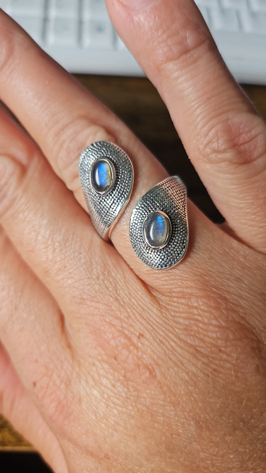 Bague labradorite en argent martelé, bijoux spirituel de protection et agit contre les énergies négatives