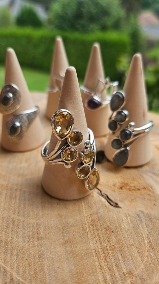 Pierre de la joie et de l’abondance, la Citrine est reconnue pour :
Stimuler l’énergie positive et la confiance en soi
Favoriser la créativité et la concentration
Attirer la prospérité et l’optimisme