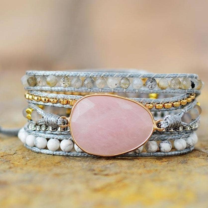 ✨ Vertus des pierres naturelles
🌸 Quartz rose – Amour, douceur et guérison du cœur
• Pierre de l’amour de soi et de la tendresse
• Apaise les blessures affectives, les peines de cœur et la tristesse
• Favorise une ouverture émotionnelle en douceur
• Chakra associé : Cœur
• Astuce : à porter lors des périodes de vulnérabilité ou de reconstruction affective
Lithothérapie, pierres naturelles, quartz rose, cristal