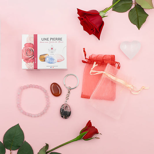 "Coffret Amour : pierres naturelles (Quartz Rose, Cornaline, Rhodonite, Sélénite), bracelet, pendentif, galet cœur et savon à la rose. Un cadeau bien-être unique."