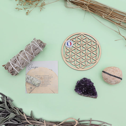 "Coffret Purification : sauge blanche, géodes d’améthyste & cristal de roche, plaque Fleur de Vie. Un rituel complet pour purifier vos énergies."