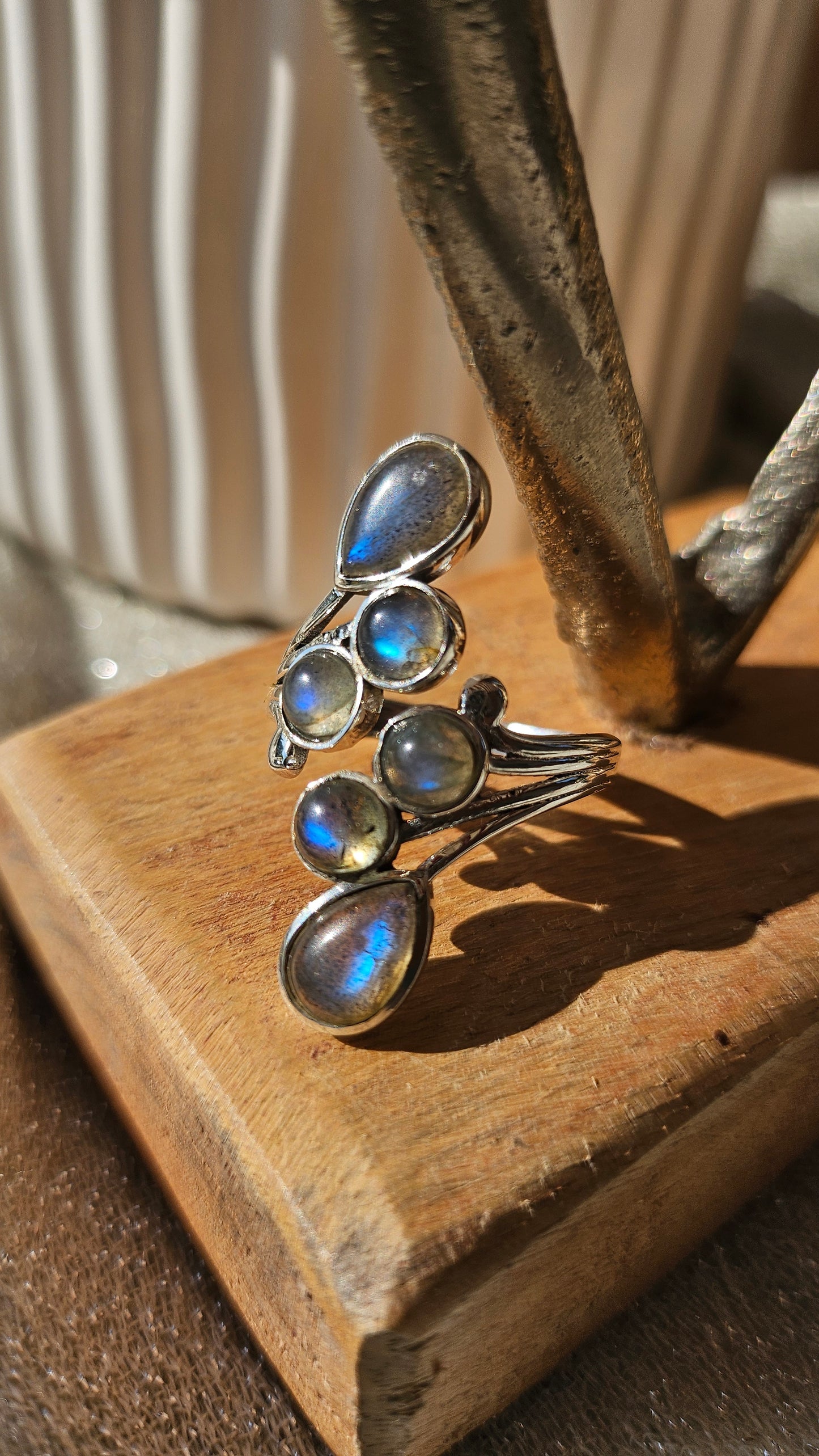 Bague en argent et Labradorite, favorise la protection et l'intuition. Une aide précieuse pour se protéger des ondes négatives. Idéale pour les soignants et les personnes empathes.
