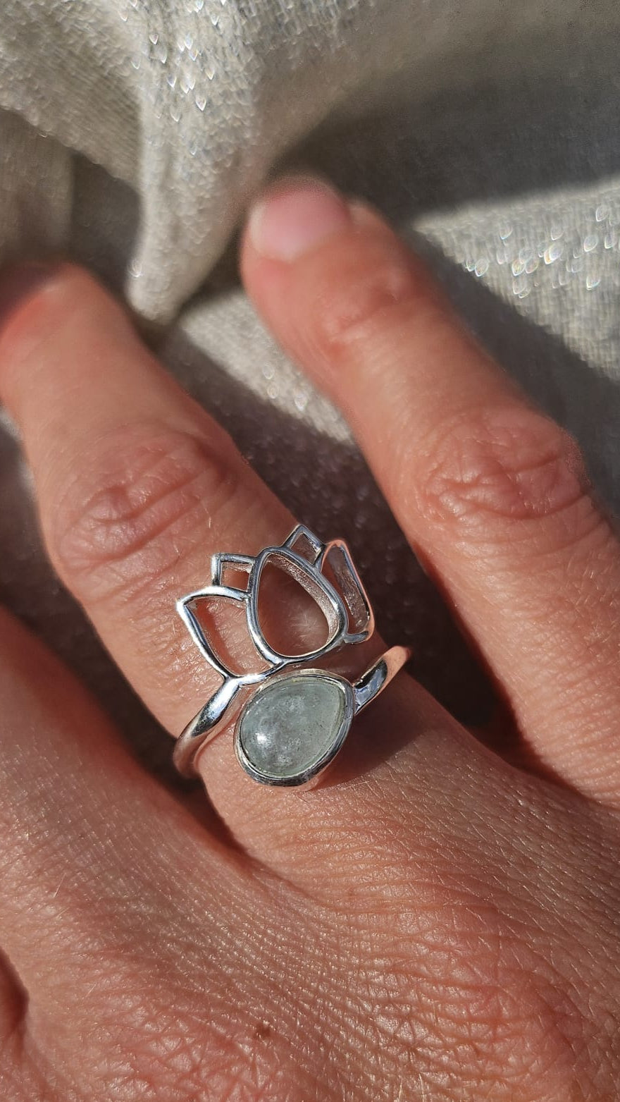 Bague en argent 925 et Aigue Marine , lithothérapie, clarté mentale 
Apaise les émotions et réduit le stress

Favorise la communication claire et sincère

Protège pendant les périodes de changement

Stimule la créativité et la connexion au chakra de la gorge
Lithothérapie, pierres naturelles