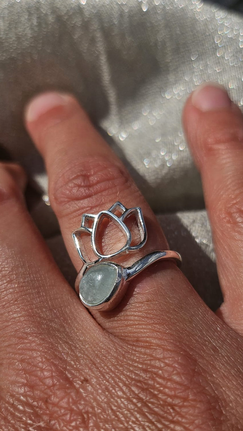 Bague en argent 925 et Aigue Marine , lithothérapie, clarté mentale 
Apaise les émotions et réduit le stress

Favorise la communication claire et sincère

Protège pendant les périodes de changement

Stimule la créativité et la connexion au chakra de la gorge
Lithothérapie, pierres naturelles