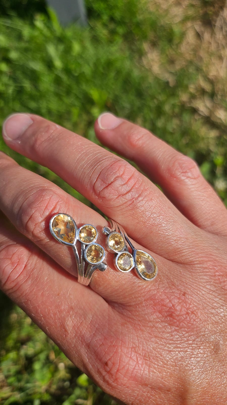 Pierre de la joie et de l’abondance, la Citrine est reconnue pour :

Stimuler l’énergie positive et la confiance en soi

Favoriser la créativité et la concentration

Attirer la prospérité et l’optimisme
Bijoux argent, bague en argent925, citrine, jaune pierre naturelle, pierre céleste 