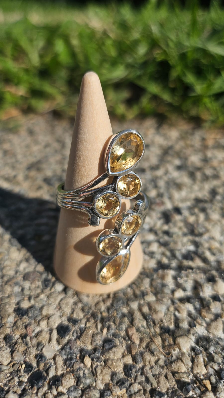 Pierre de la joie et de l’abondance, la Citrine est reconnue pour :

Stimuler l’énergie positive et la confiance en soi

Favoriser la créativité et la concentration

Attirer la prospérité et l’optimisme
Pierre naturelle, pierre céleste, jaune, potection, argent925, 