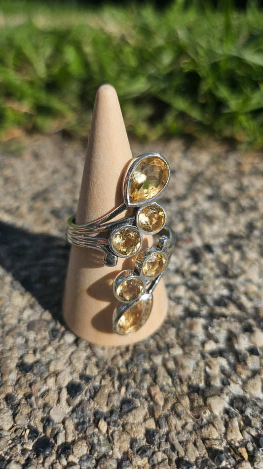 Pierre de la joie et de l’abondance, la Citrine est reconnue pour :

Stimuler l’énergie positive et la confiance en soi

Favoriser la créativité et la concentration

Attirer la prospérité et l’optimisme
Pierre naturelle, pierre céleste, jaune, potection, argent925, 