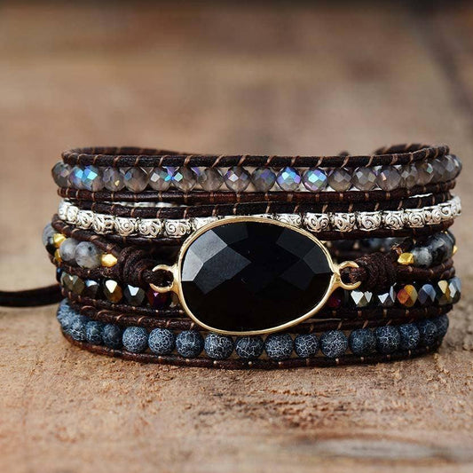 Bracelet wrap  
⚫ Onyx Noir (ou Onix)
• Pierre de protection, stabilité et force mentale
• Aide à reprendre le contrôle de ses émotions
• Écarte les influences négatives et les énergies toxiques
• Soutien en période de deuil ou de transition difficile
• Chakra associé : racine (ancrage, sécurité)
Lithothérapie, pierre naturelle, cristal 