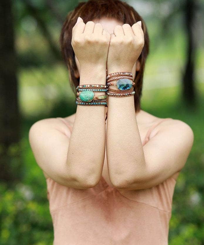 Bracelet en cuir marron, fait main, avec une magnifique labradorite, pierre de protection et véritable éponge aux ondes négatives, idéale pour les soignants et les personnes empathes