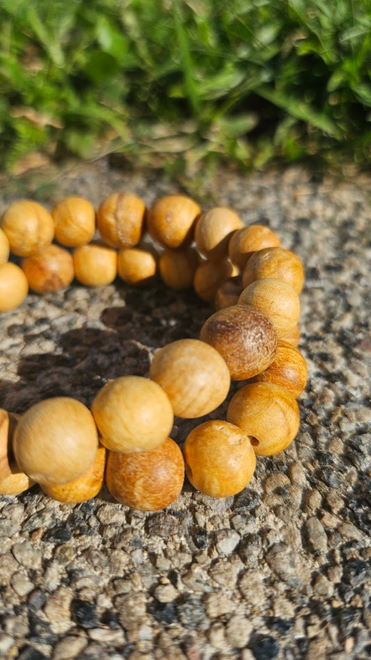 Ce bracelet est composé de perles naturelles en bois de Palo Santo, issues d’arbres tombés naturellement dans les forêts du Pérou. Chaque perle dégage un parfum doux, boisé et apaisant, rappelant les rituels sacrés de purification.

En le portant, tu t'entoures des vibrations protectrices et équilibrantes de ce bois sacré, sans avoir besoin de le brûler.