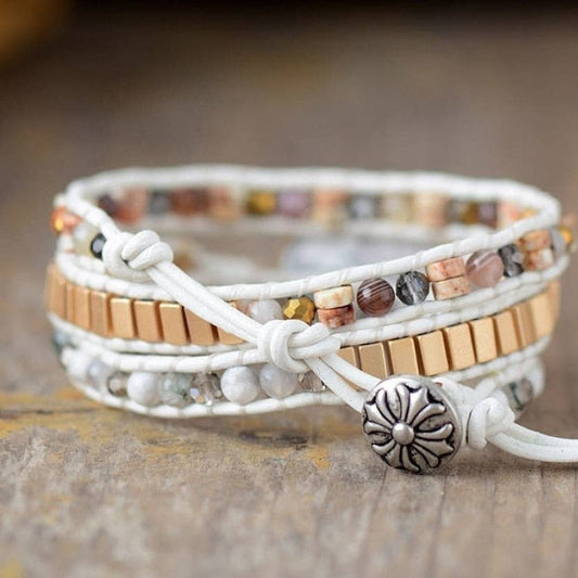 🤍 Howlite – Apaisement, patience et conscience de soi
• Calme le mental agité et les pensées en boucle
• Aide à canaliser les émotions fortes (stress, colère, tristesse)
• Favorise la patience, l’introspection et l’écoute de soi
• Soutient le sommeil réparateur et la détente profonde
• Chakra associé : Coronal (Sahasrara)
• Énergie : douce, stable, introspective – aide à poser les valises émotionnelles

Pierres naturelles, lithothérapie, cristal