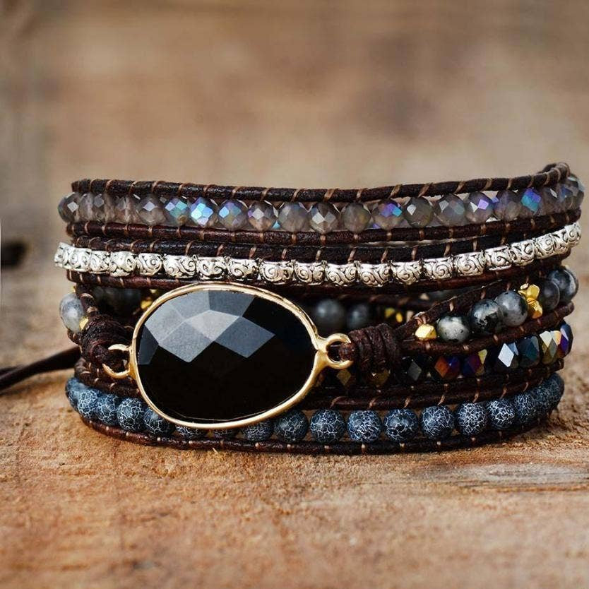 Bracelet wrap  
⚫ Onyx Noir (ou Onix)
• Pierre de protection, stabilité et force mentale
• Aide à reprendre le contrôle de ses émotions
• Écarte les influences négatives et les énergies toxiques
• Soutien en période de deuil ou de transition difficile
• Chakra associé : racine (ancrage, sécurité)
Lithothérapie, pierre naturelle, cristal 
