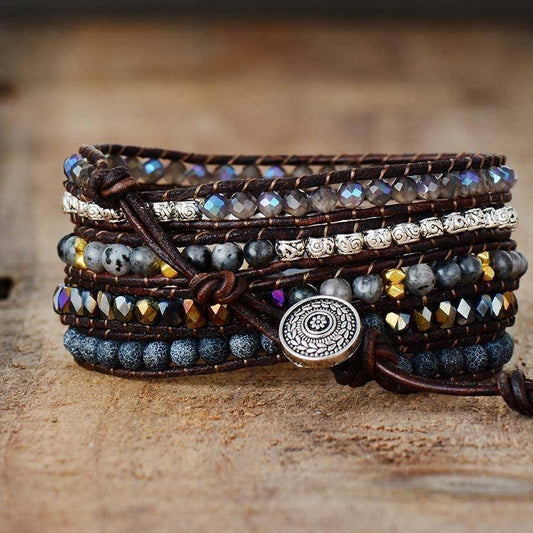 Bracelet wrap  
⚫ Onyx Noir (ou Onix)
• Pierre de protection, stabilité et force mentale
• Aide à reprendre le contrôle de ses émotions
• Écarte les influences négatives et les énergies toxiques
• Soutien en période de deuil ou de transition difficile
• Chakra associé : racine (ancrage, sécurité)
Lithothérapie, pierre naturelle, cristal 