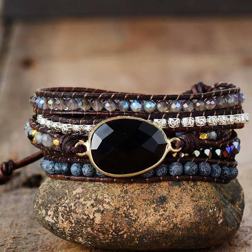Bracelet wrap  
⚫ Onyx Noir (ou Onix)
• Pierre de protection, stabilité et force mentale
• Aide à reprendre le contrôle de ses émotions
• Écarte les influences négatives et les énergies toxiques
• Soutien en période de deuil ou de transition difficile
• Chakra associé : racine (ancrage, sécurité)
Lithothérapie, pierre naturelle, cristal 