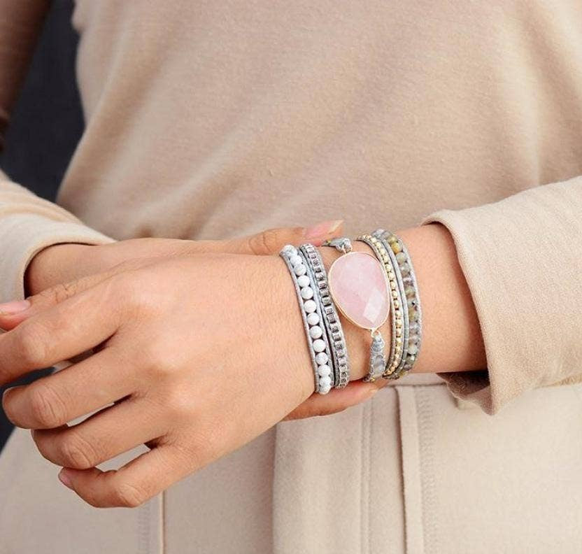 ✨ Vertus des pierres naturelles

🌸 Quartz rose – Amour, douceur et guérison du cœur
• Pierre de l’amour de soi et de la tendresse
• Apaise les blessures affectives, les peines de cœur et la tristesse
• Favorise une ouverture émotionnelle en douceur
• Chakra associé : Cœur
• Astuce : à porter lors des périodes de vulnérabilité ou de reconstruction affective

Lithothérapie, pierres naturelles, quartz rose, cristal