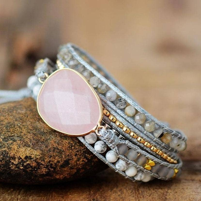 ✨ Vertus des pierres naturelles

🌸 Quartz rose – Amour, douceur et guérison du cœur
• Pierre de l’amour de soi et de la tendresse
• Apaise les blessures affectives, les peines de cœur et la tristesse
• Favorise une ouverture émotionnelle en douceur
• Chakra associé : Cœur
• Astuce : à porter lors des périodes de vulnérabilité ou de reconstruction affective

Lithothérapie, pierres naturelles, quartz rose, cristal