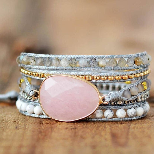 ✨ Vertus des pierres naturelles

🌸 Quartz rose – Amour, douceur et guérison du cœur
• Pierre de l’amour de soi et de la tendresse
• Apaise les blessures affectives, les peines de cœur et la tristesse
• Favorise une ouverture émotionnelle en douceur
• Chakra associé : Cœur
• Astuce : à porter lors des périodes de vulnérabilité ou de reconstruction affective

Lithothérapie, pierres naturelles, quartz rose, cristal