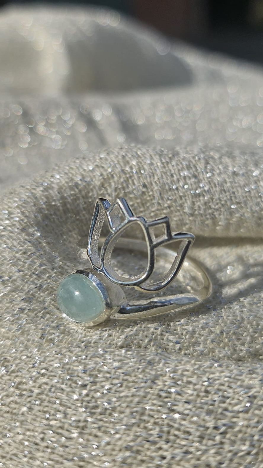 Bague en argent 925 et Aigue Marine , lithothérapie, clarté mentale 
Apaise les émotions et réduit le stress

Favorise la communication claire et sincère

Protège pendant les périodes de changement

Stimule la créativité et la connexion au chakra de la gorge
Lithothérapie, pierres naturelles