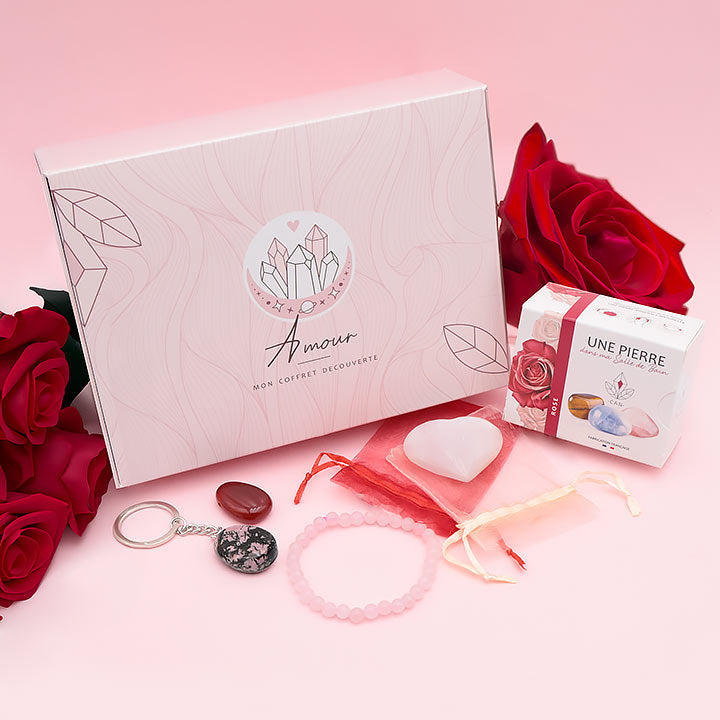 "Coffret Amour : pierres naturelles (Quartz Rose, Cornaline, Rhodonite, Sélénite), bracelet, pendentif, galet cœur et savon à la rose. Un cadeau bien-être unique."