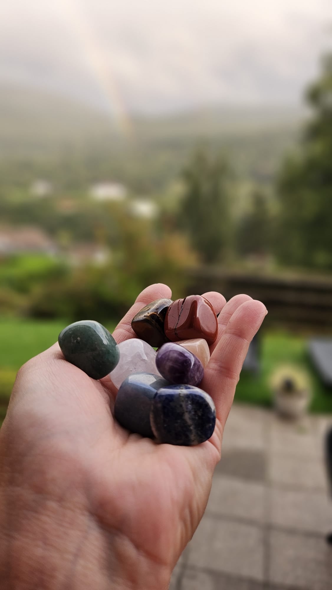 pochon des 7 chakras sous la pluie, arc en ciel, instant magique 